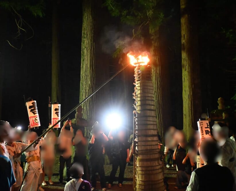 吉田の火祭り 世話人が松明に火をつける様子