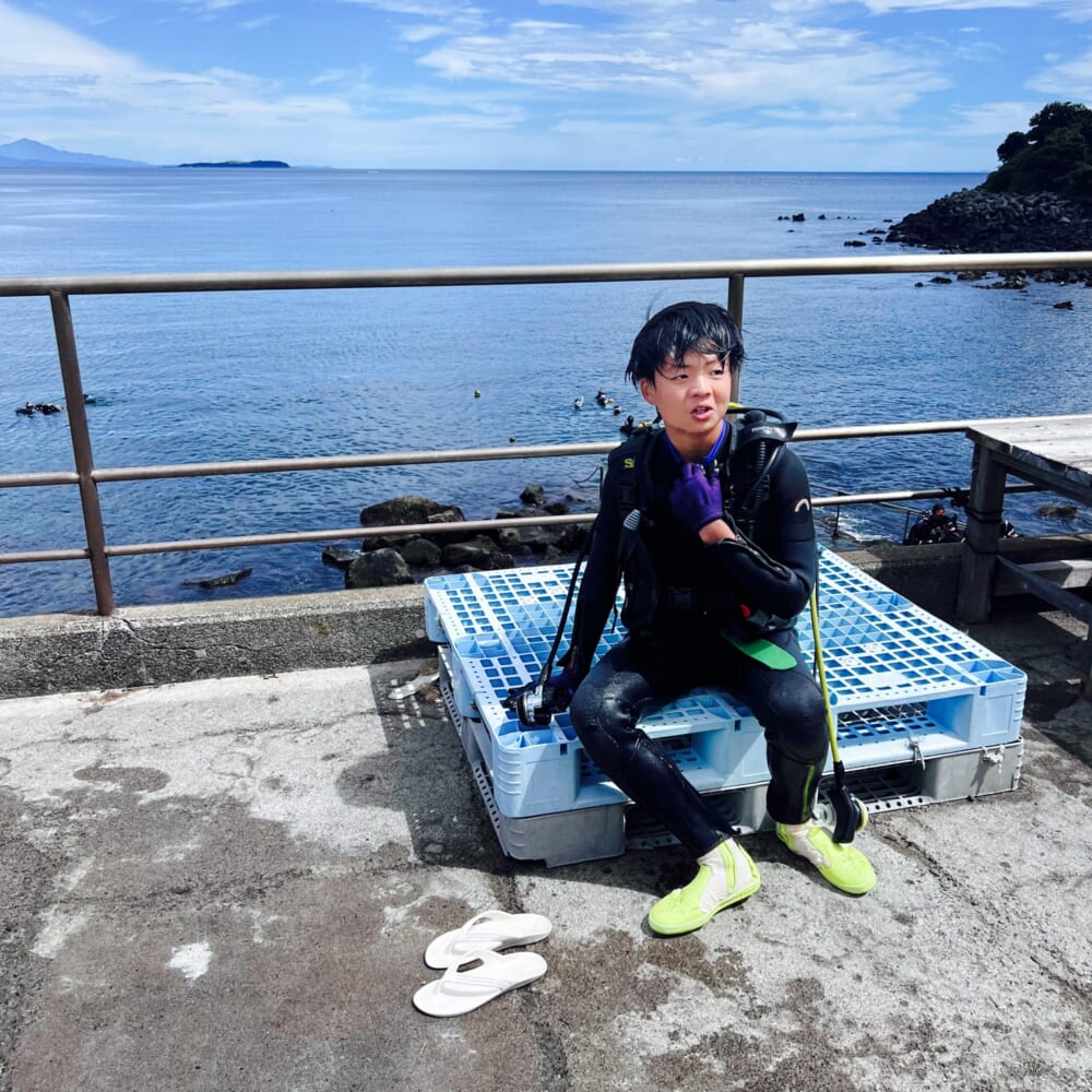 静岡県伊東市川奈 体験ダイビングする小学生