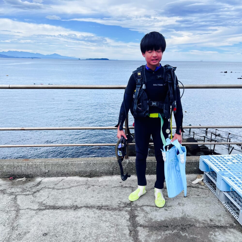 静岡県伊東市川奈 体験ダイビングする小学生