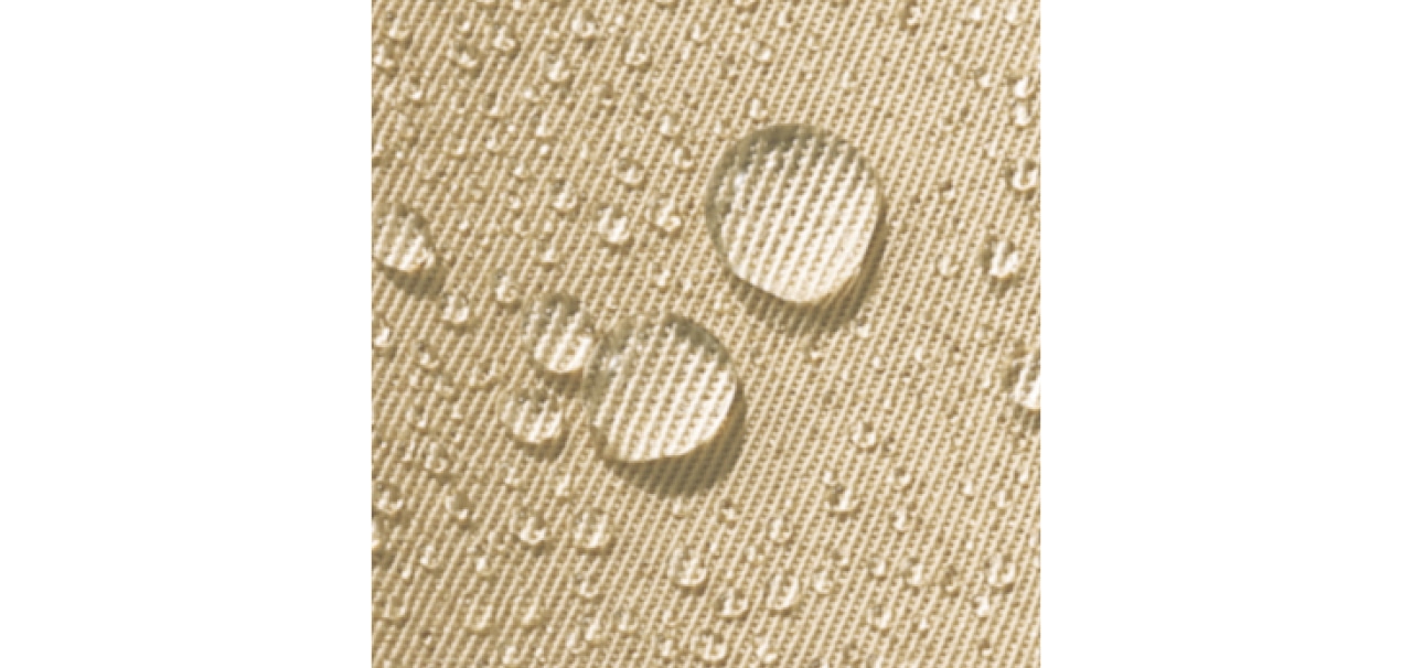 環境に優しい、非フッ素撥水加工を施したツイル素材。見た目には、撥水とは思えない素材感とデザインで、オケージョンにも最適です。