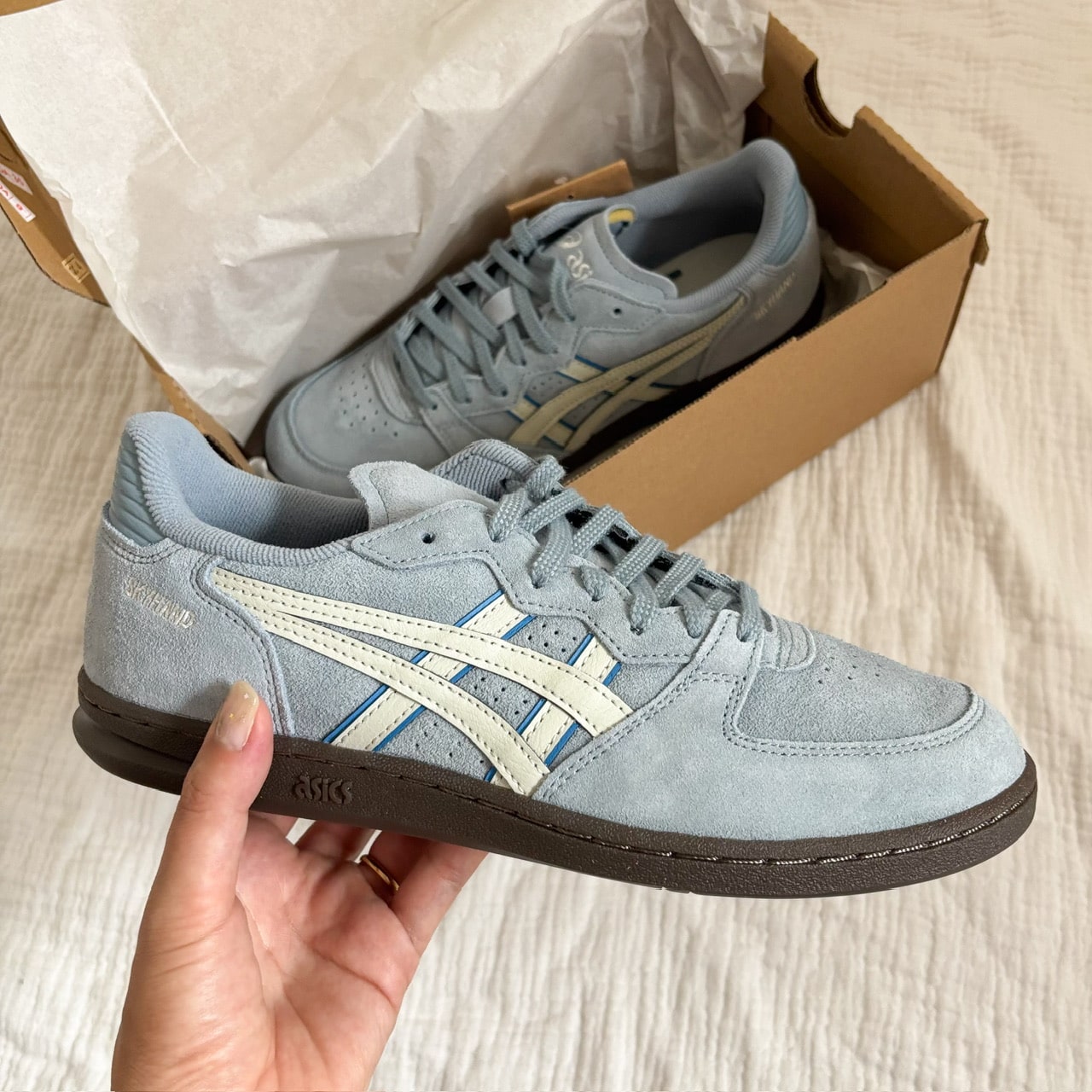 ASICS SKYHAND OG／アシックススカイハンドを箱から出した写真