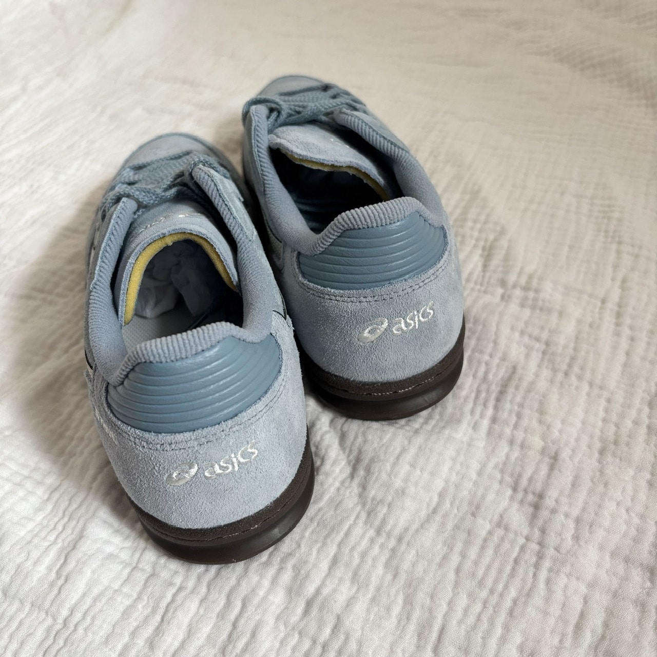 ASICS SKYHAND OGのバックスタイルの写真