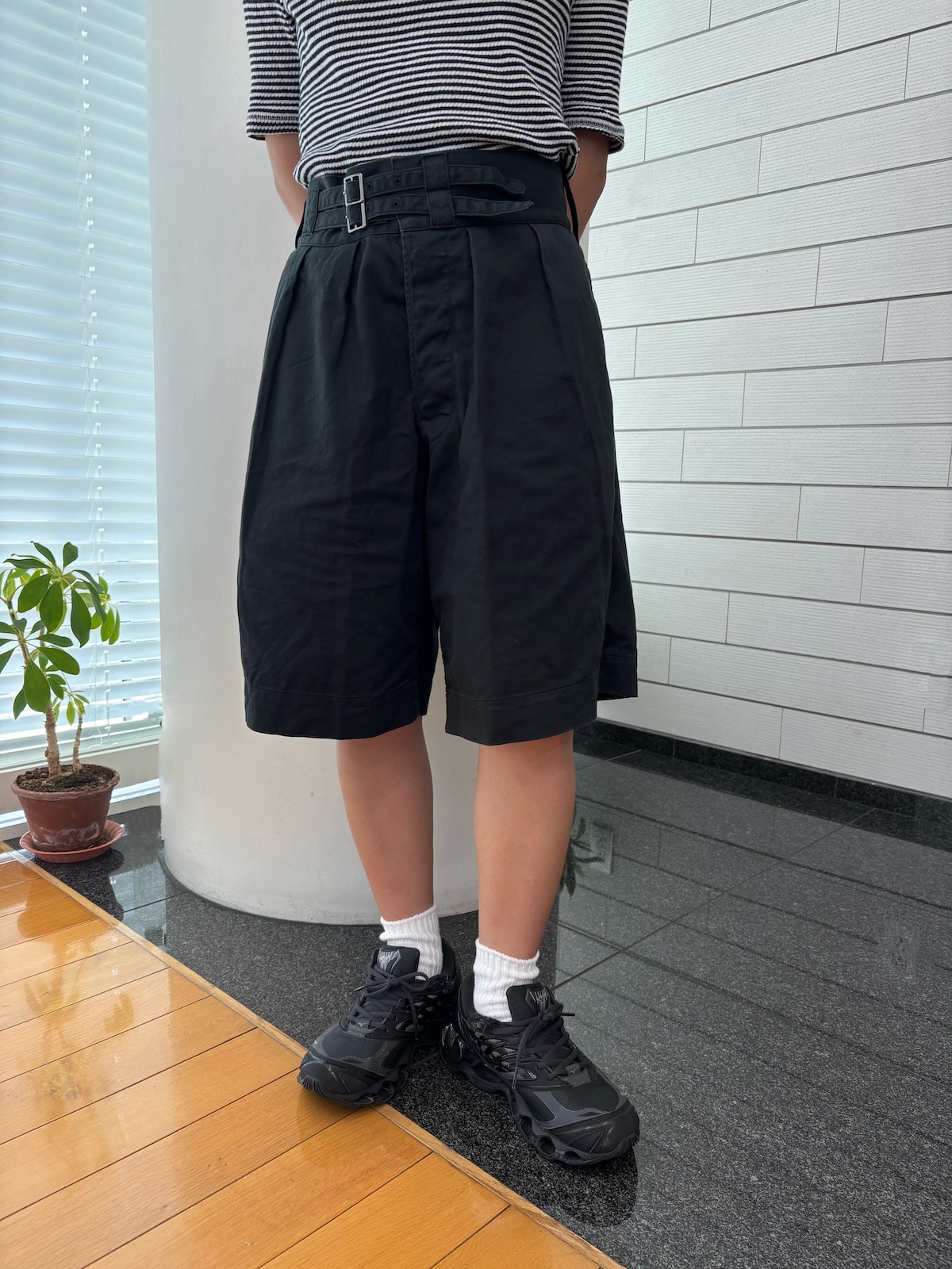 シオタ「British Army Gurkha Shorts」を使ったスニーカーコーデ
