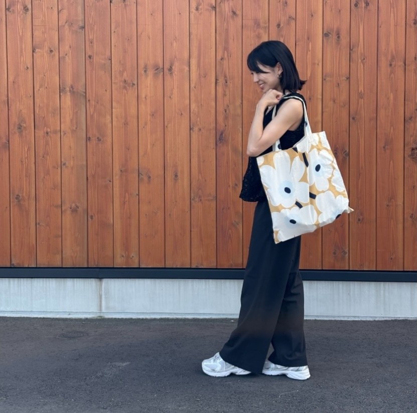 ユニクロ「スマートイージーパンツ」39 DARK BROWNを着た全身コーデ