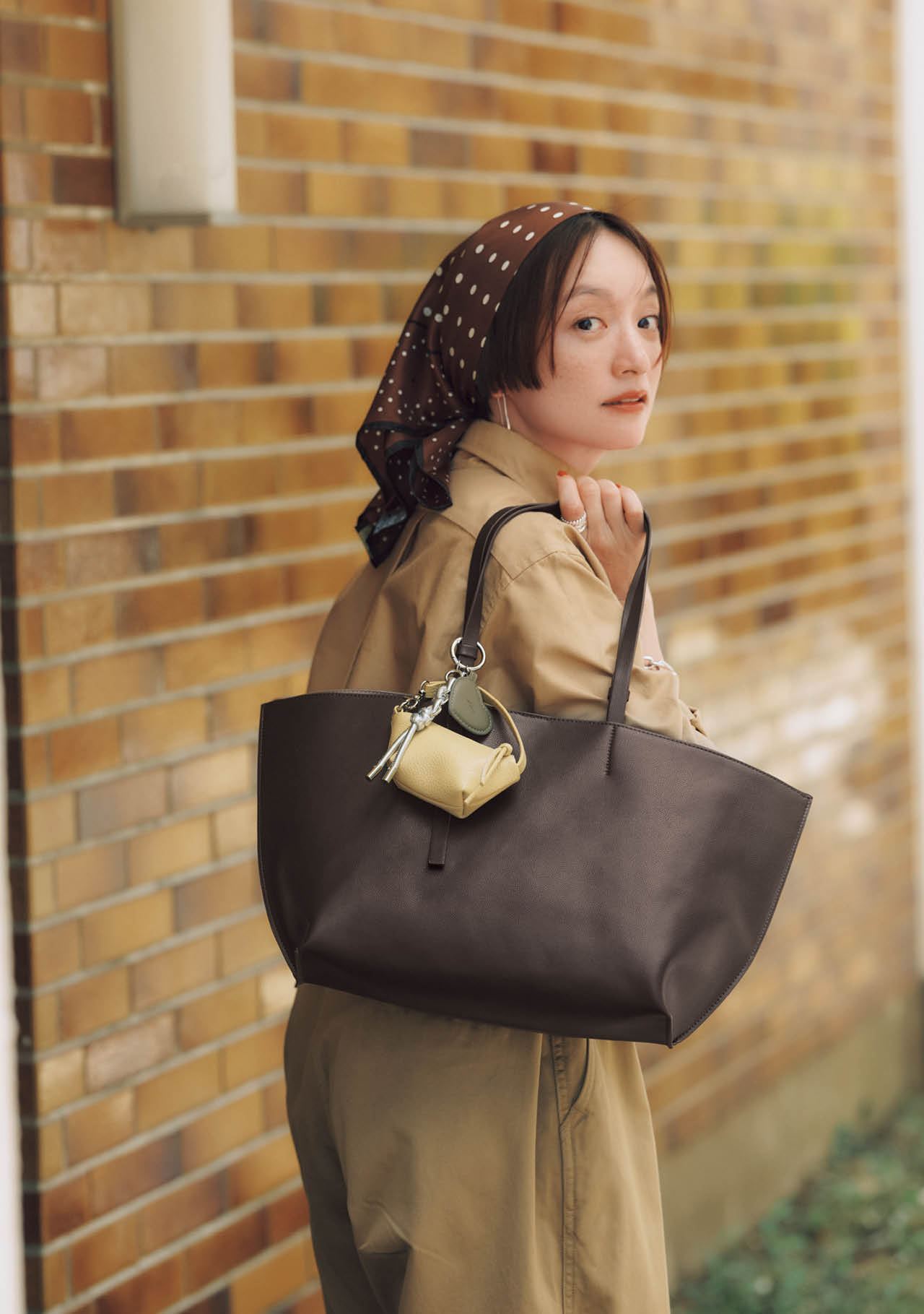 高山都さんの12closet（トゥエルブクローゼット）【軽量】チャーム付き横長床革トートバッグ ブラウンのコーデ