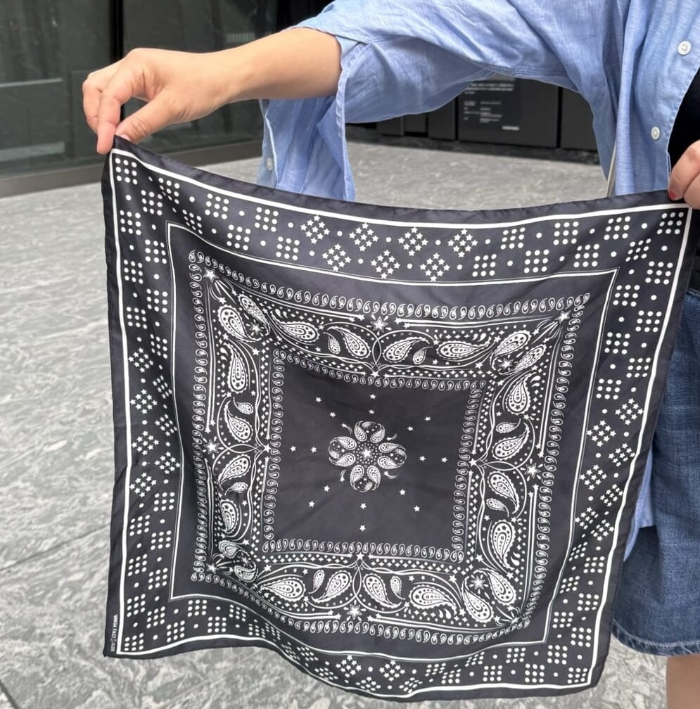 Witty Vintageのバンダナスカージ / Shooting Star Bandana Scarf ¥4,95　　Materials : Poly Condition : New Color : Black × White Size : 50cm×50cm