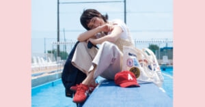 【赤のカラースニーカー4選】2026秋のトレンドカラーでアクティブに！ASICS、CONVERSE、PUMA…