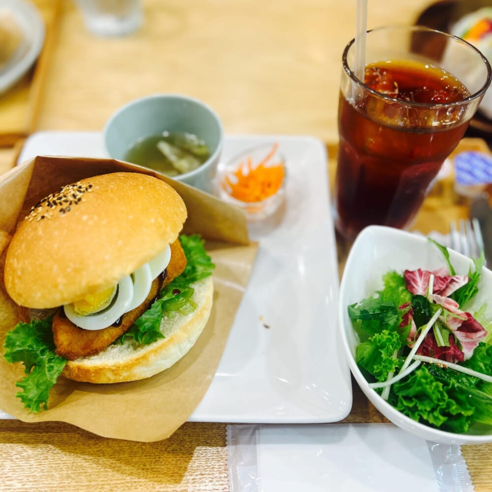 長野県茅野市・八ヶ岳Octet オクテット (ベーカリー&カフェ) フィッシュバーガー