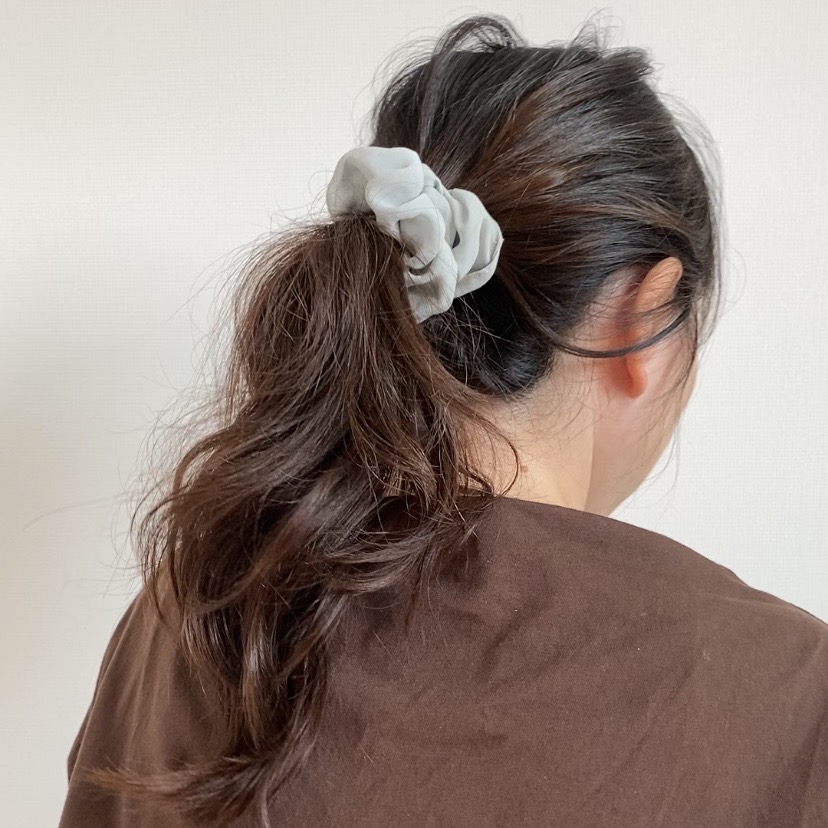 シュシュ ポニーテール ヘアアレンジ