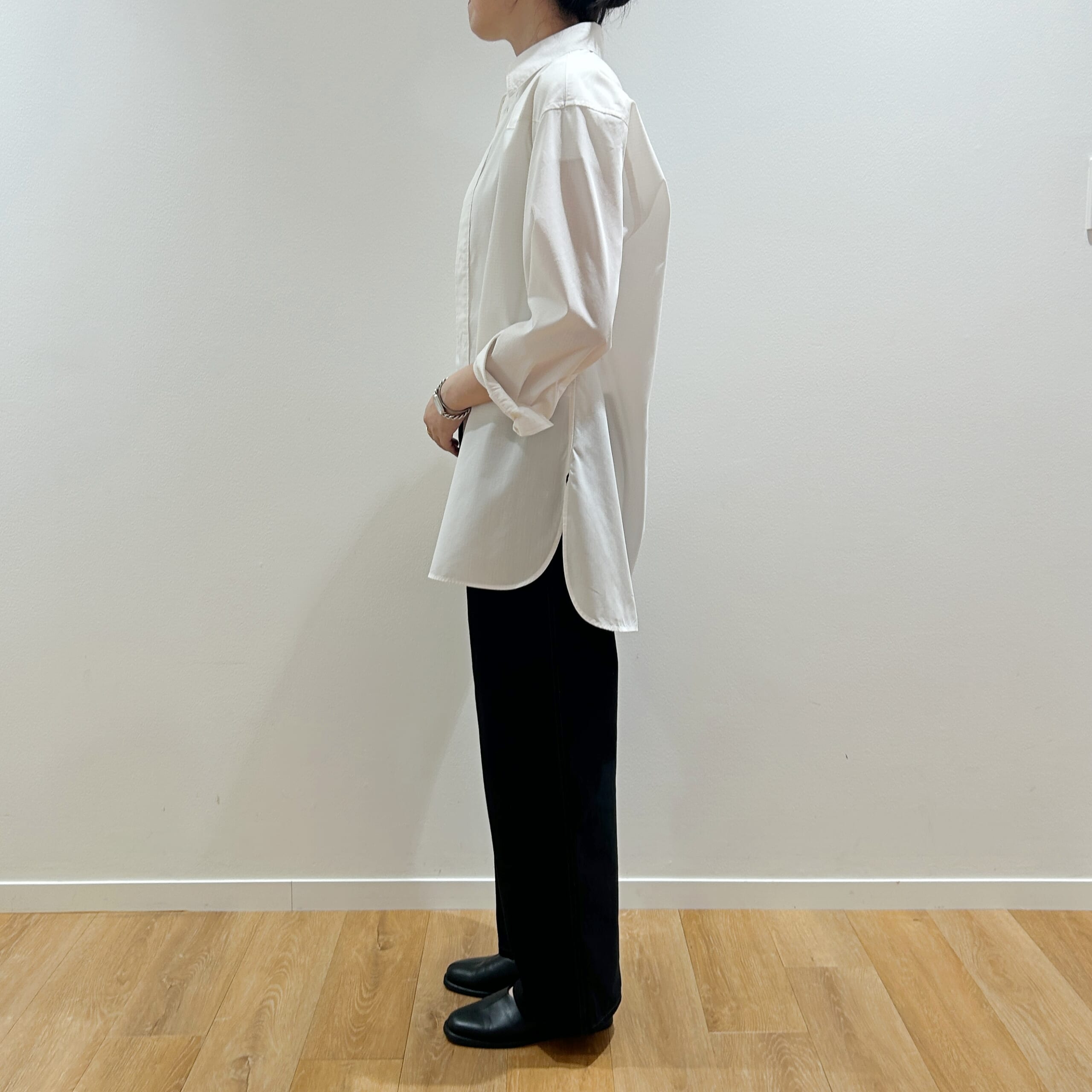 ユニクロユー2026秋冬 ロングシャツのコーデ 横姿