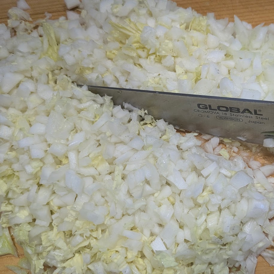 藤井恵さんの餃子を作る過程:白菜を刻む様子