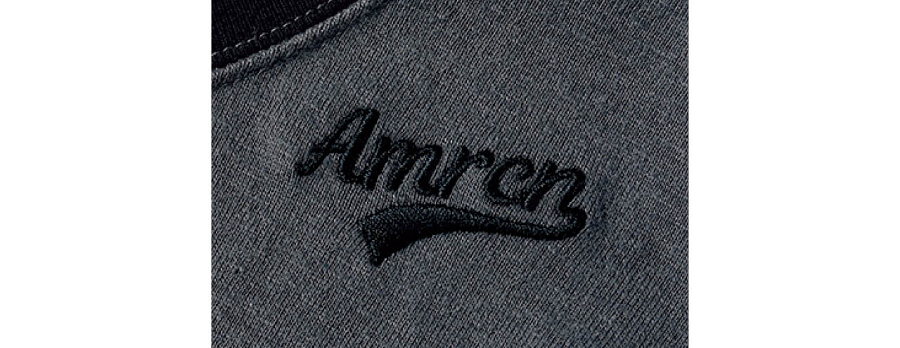 前回の半袖Tシャツ同様、左の鎖骨あたりにネックラインと同色のロゴの刺しゅうをオン。