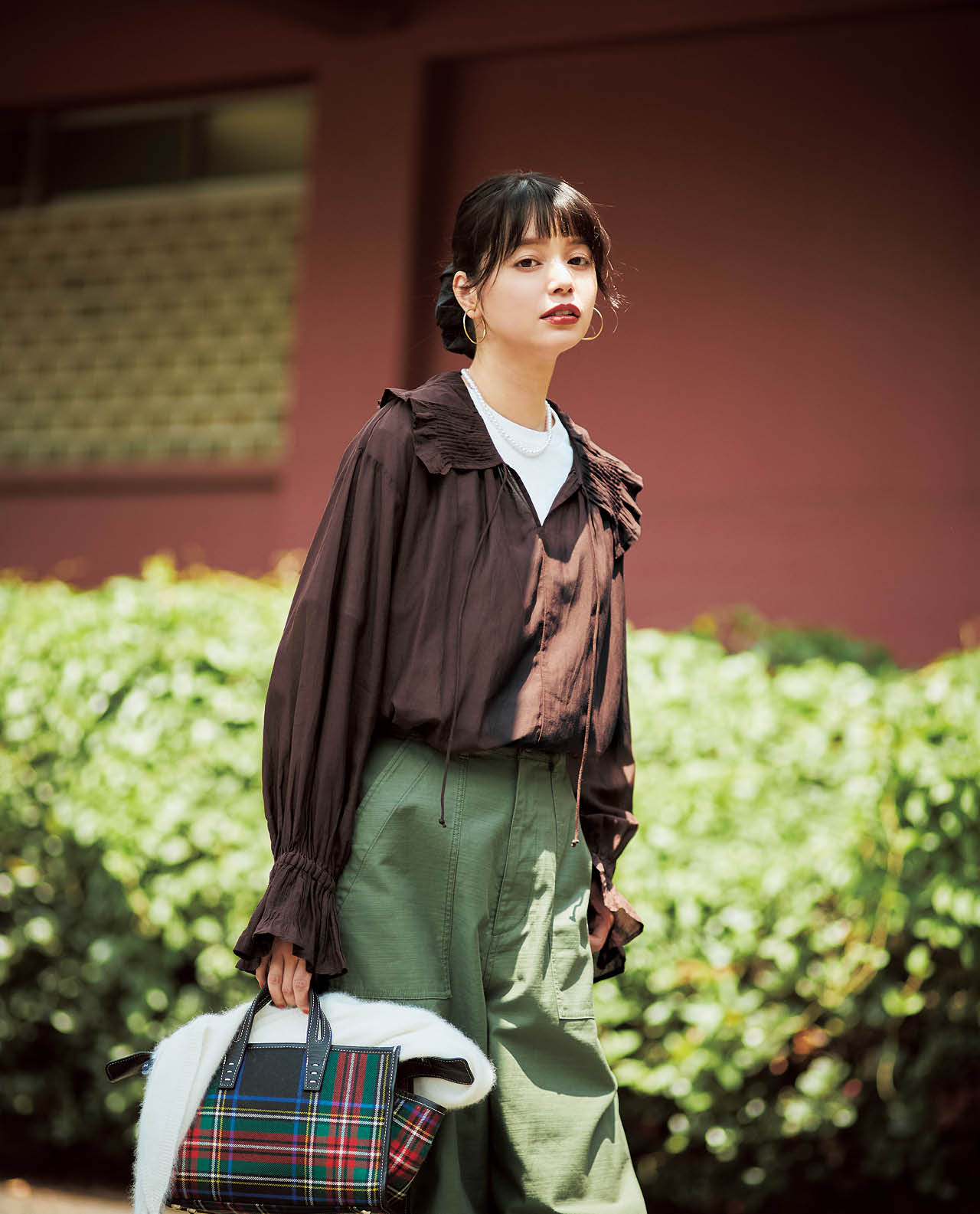 岸本セシルさんの20th Anniv. LEE限定 normment（ノーメント）【洗える】【LEEマルシェ20th別注】COTTON RAYON PINTUCK COLLAR BLOUSEのコーデ