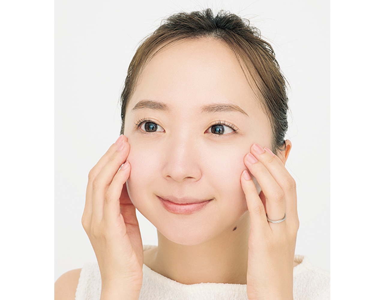 指の腹でやさしく「押さえ塗り」