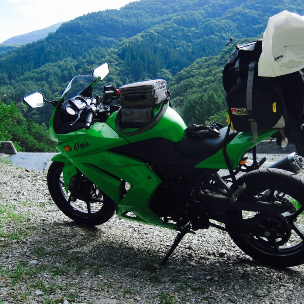 スポーツの秋　バイク　自動二輪　カワサキ・Ninja250R　ライムグリーン