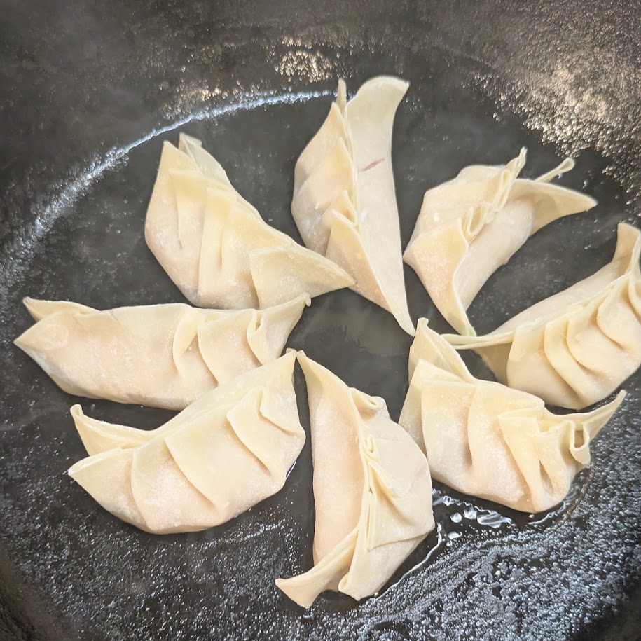 包んだ餃子をフライパンに並べた様子