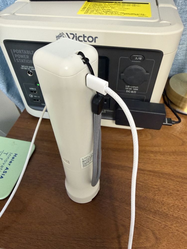 レコルト「スポットクリーナー」4,950円を神原サリーさんが解説USBケーブル(タイプC)で充電可能。約2.5時間の充電で25分の連続稼働ができます