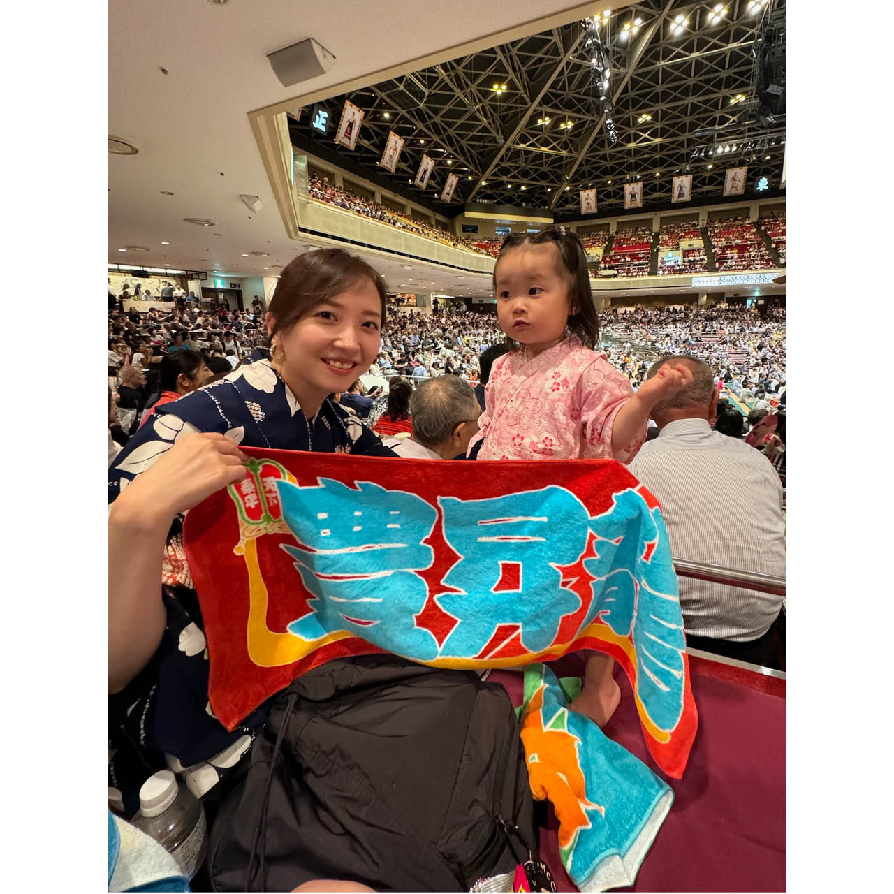 東京・両国国技館のマス席から娘と応援! 客席と土俵が近く、大迫力です。(小坂さん)