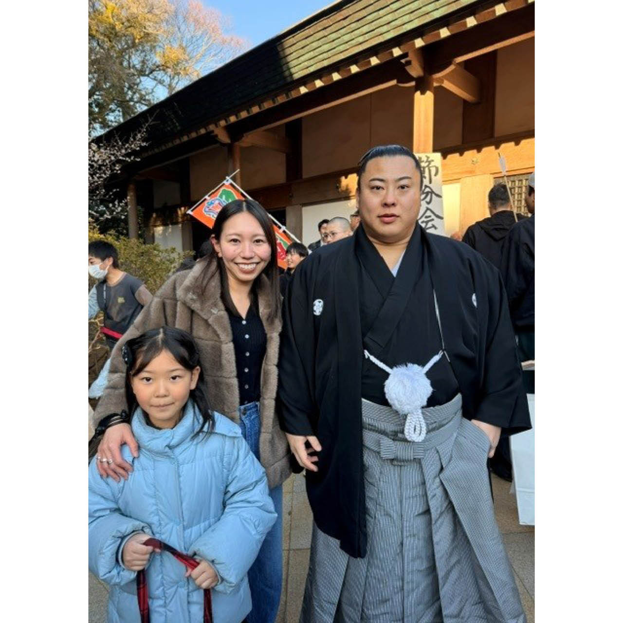2月の節分祭。千葉県旭市の真福寺で豆まきに参加した翔猿関とパチリ!(サンさん)
