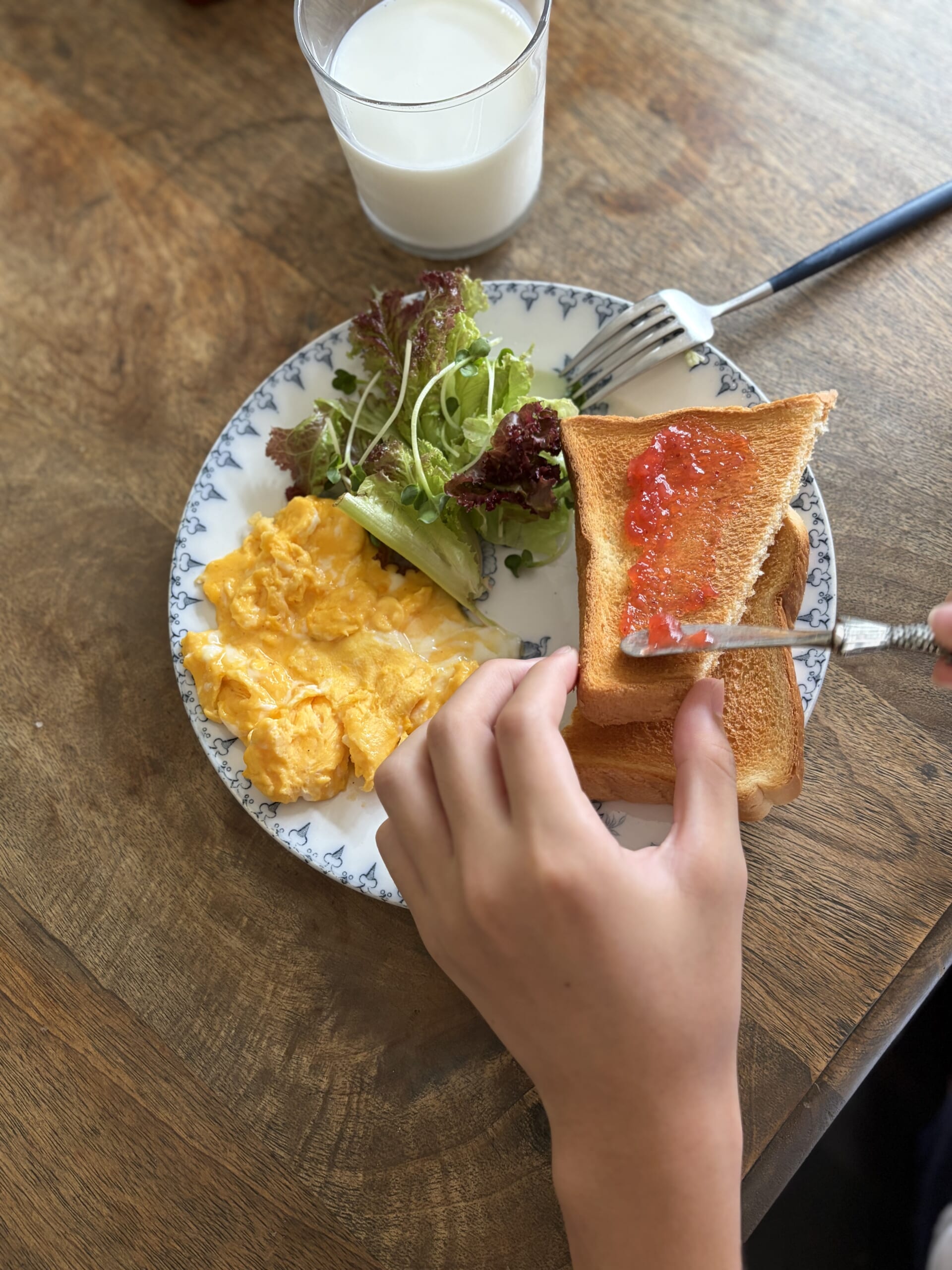 ツルヤ「オールフルーツいちご」を塗ったトースト