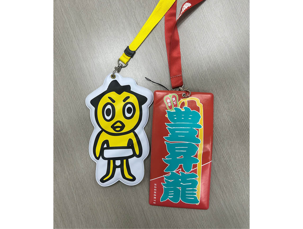 力士の四股名が書かれた応援タオルをはじめ、日本相撲協会公式キャラクター〝ひよの山〞のグッズも充実!(小坂さん)