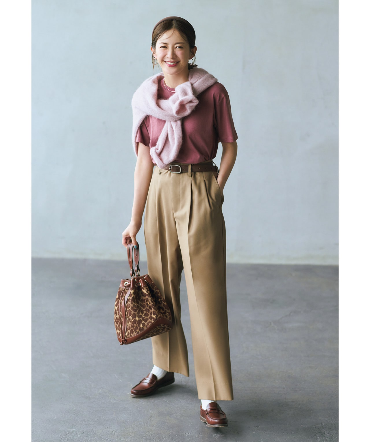 パンツ¥23100/ソージュ オンラインストア(ソージュ ケー) Tシャツ¥1353/キャブ(ユナイテッドアスレ) カーディガン¥40700/シップス インフォメーションセンター(アンフィル) ピアス¥49500/マリハ ネックレス¥28600/RHC ロンハーマン(フォーク バイ エヌ) カチューシャ¥26400/アレクサンドル ドゥ パリ GINZA SIX店(アレクサンドル ドゥ パリ) ベルト¥19800/スリードッツ表参道店(スリードッツ) バッグ¥58300/ノーベルバ(ア ヴァケーション) 靴下¥990/タビオ(靴下屋) 靴¥55000/パラブーツ青山店(パラブーツ)