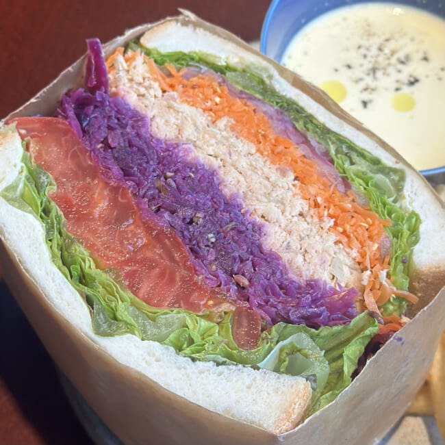 BASEGATE横浜関内「Café Re:」のランチ ガリツナマヨのベジタブルサンドウィッチ