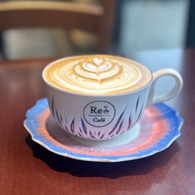 BASEGATE横浜関内「Café Re:」のカフェラテ ラテアート