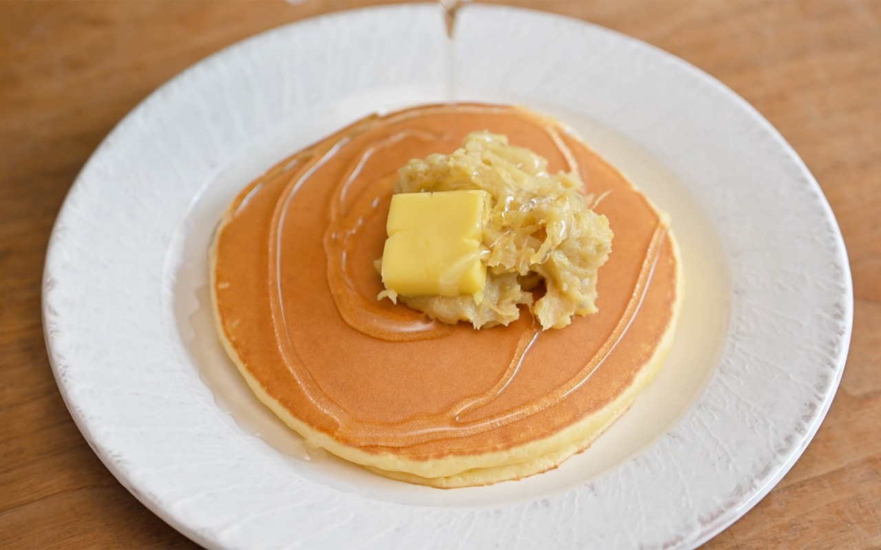 ③のパンケーキに①の焼き芋クリームをのせ、お好みでバターやはちみつを添える。