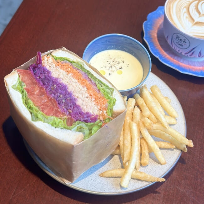 BASEGATE横浜関内「Café Re:」のランチ ガリツナマヨのベジタブルサンドウィッチ
