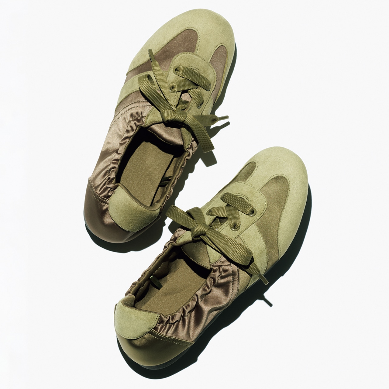 【GU(ジーユー)】「ギャザーバレエスニーカーMN」¥2990