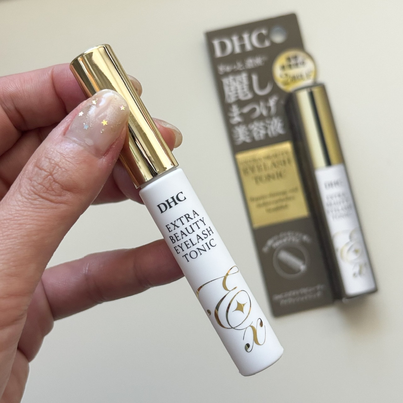 DHCエクストラビューティ アイラッシュトニックを手に持った写真