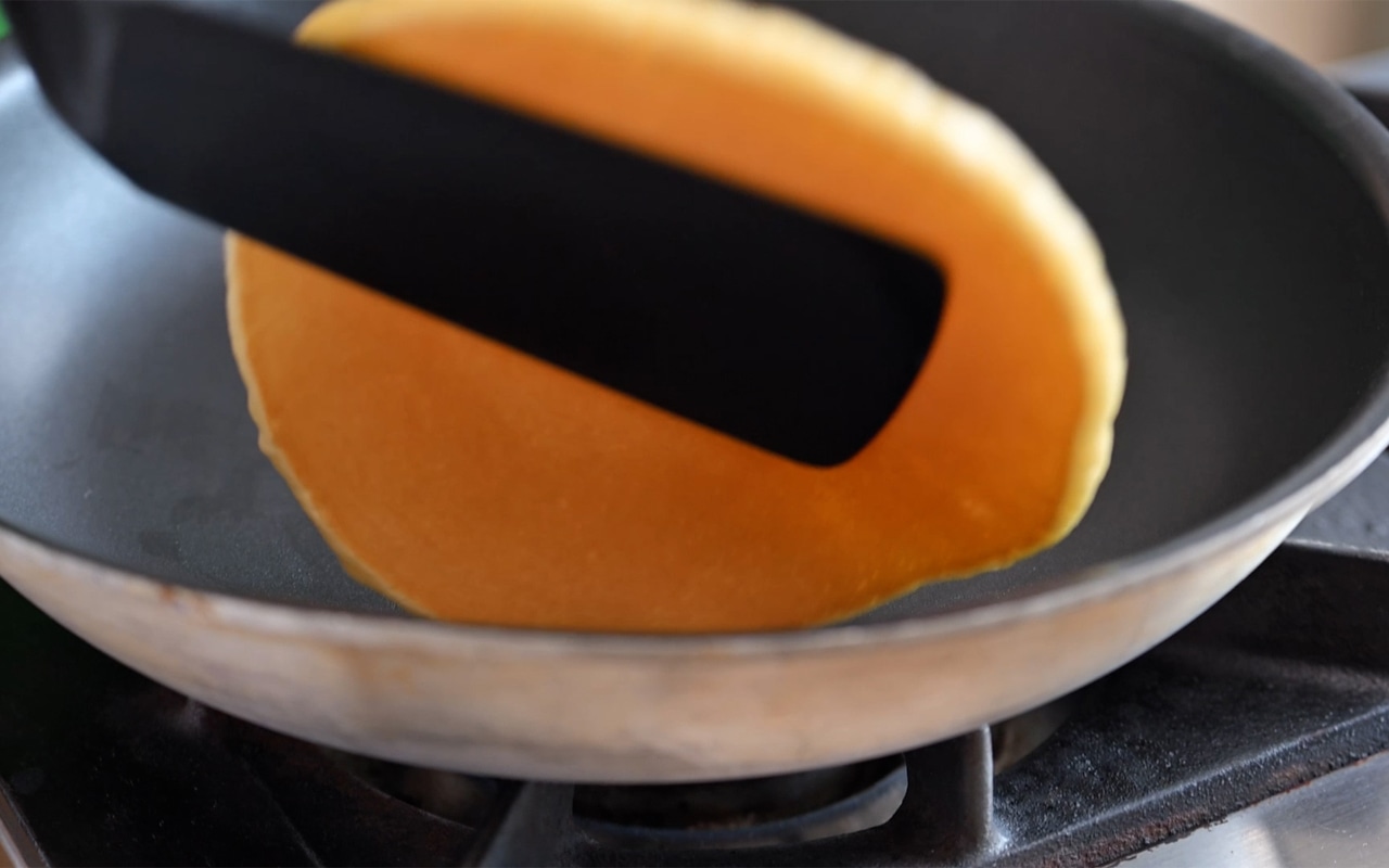 ライ返しで裏面の焼き色を確認し、きれいなきつね色になっていたら裏返して火が通るまで焼く。