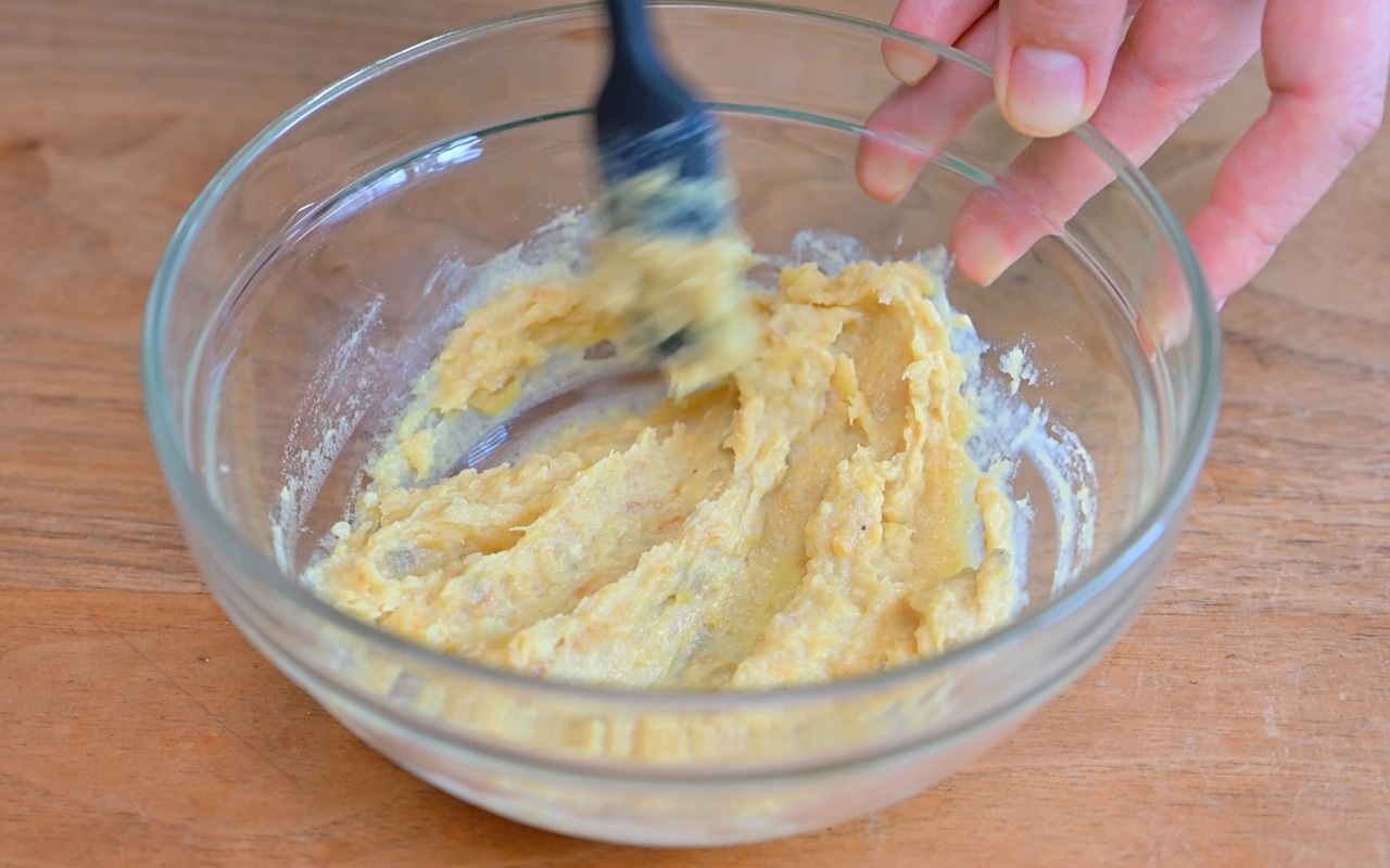 フォークでつぶす。練乳を加え、なめらかになるまで混ぜて焼き芋クリームを作る。