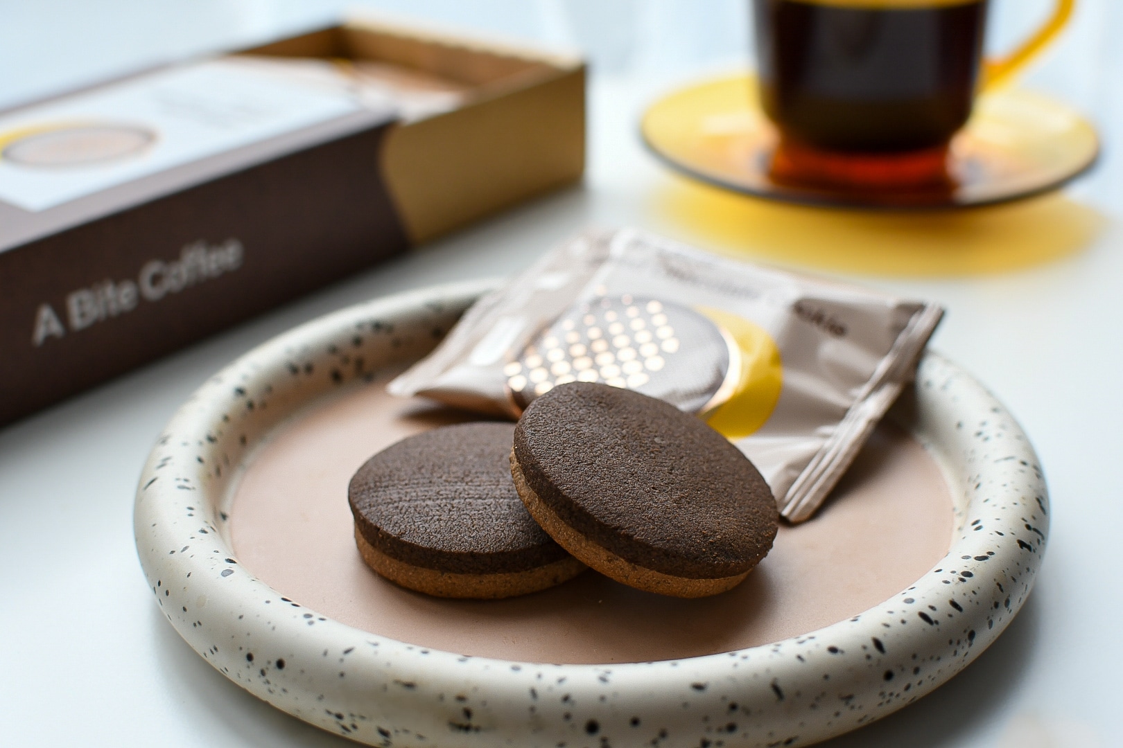 A Bite Coffee（ア バイト コーヒー）のカフェラテ ベイクドチョコクッキー