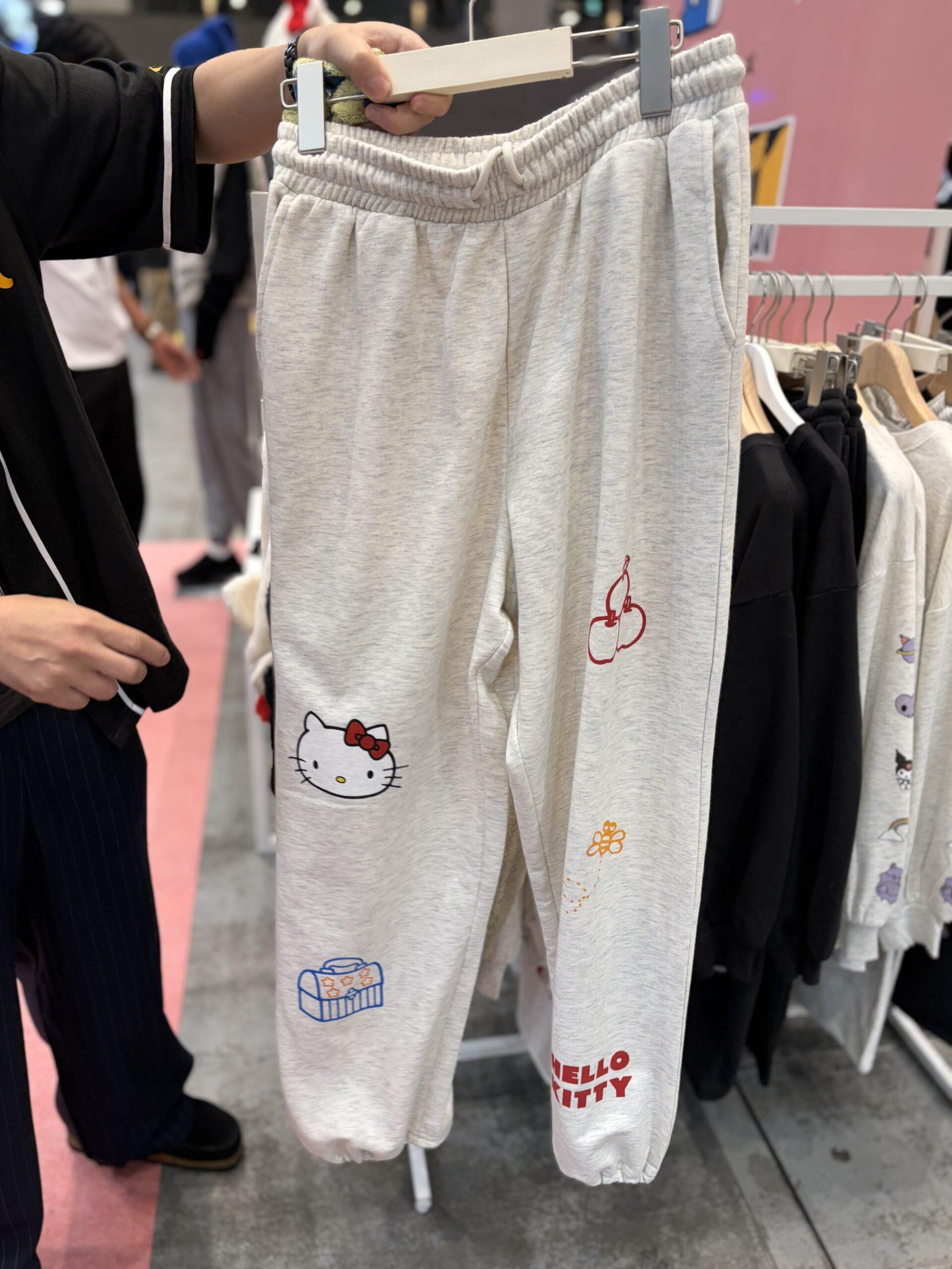 「ワークマン」×ハローキティ スウェットパンツ