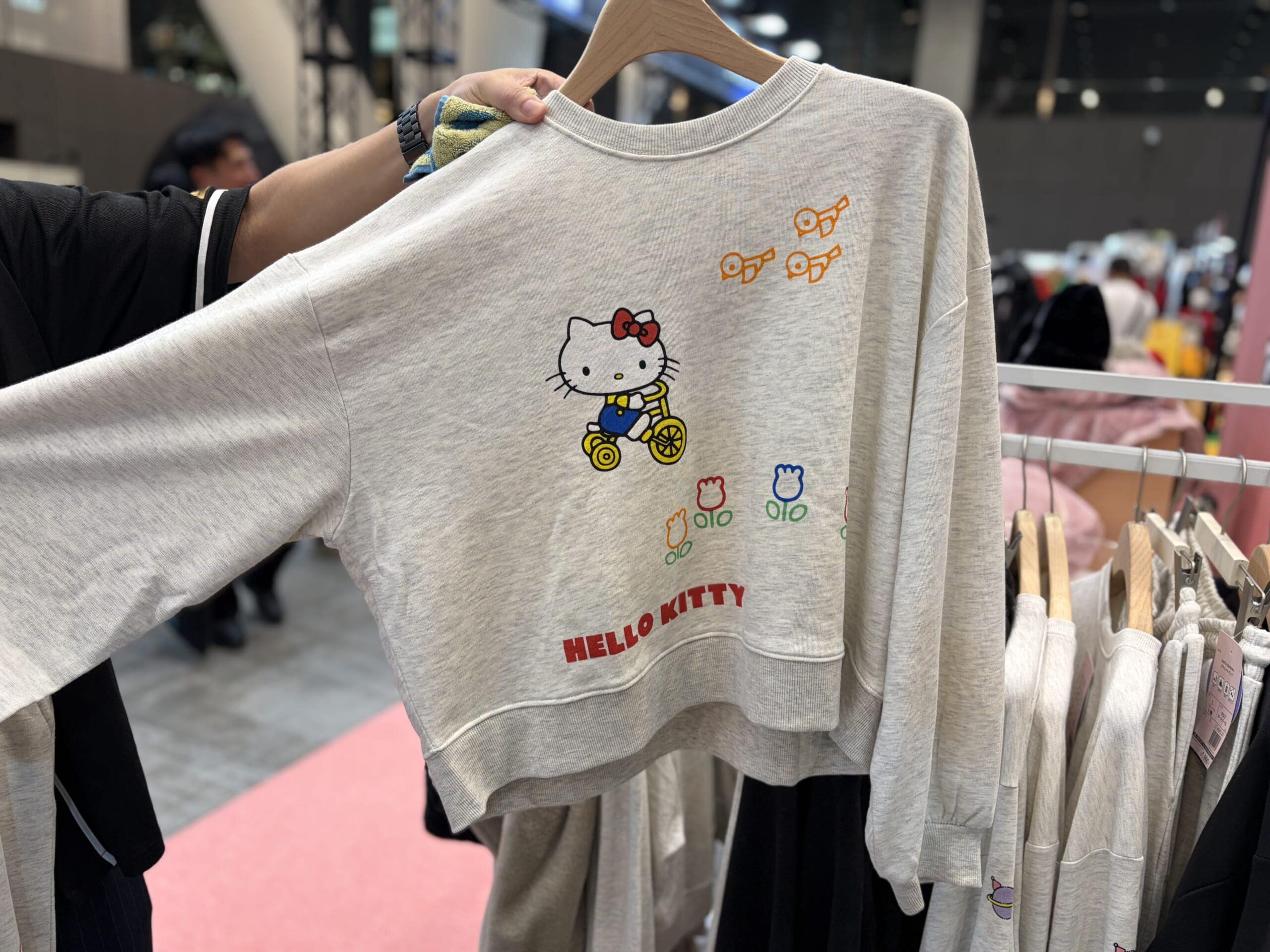 「ワークマン」×ハローキティ スウェット