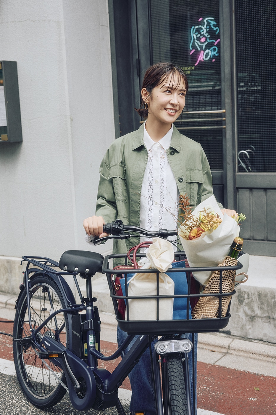 「エナシス ミー」で街へショッピングに出かけるLEEキャラクター市川美緒さん