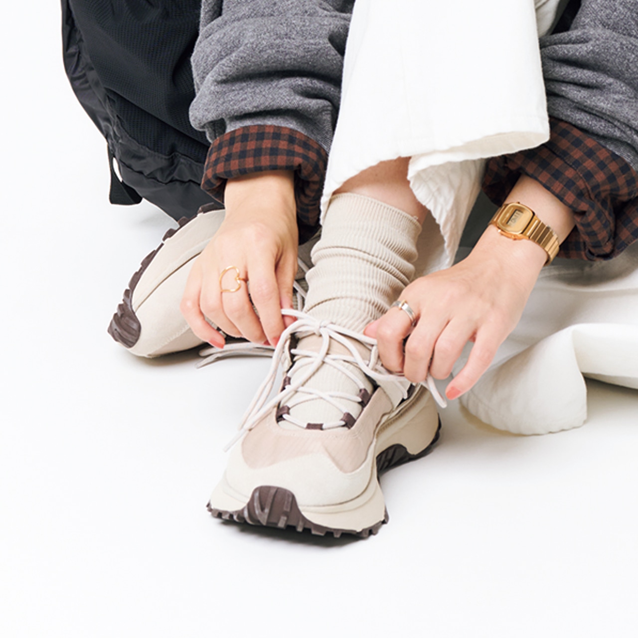 「emmi×UGG」から、ハイブリッド型の別注カラー スニーカー