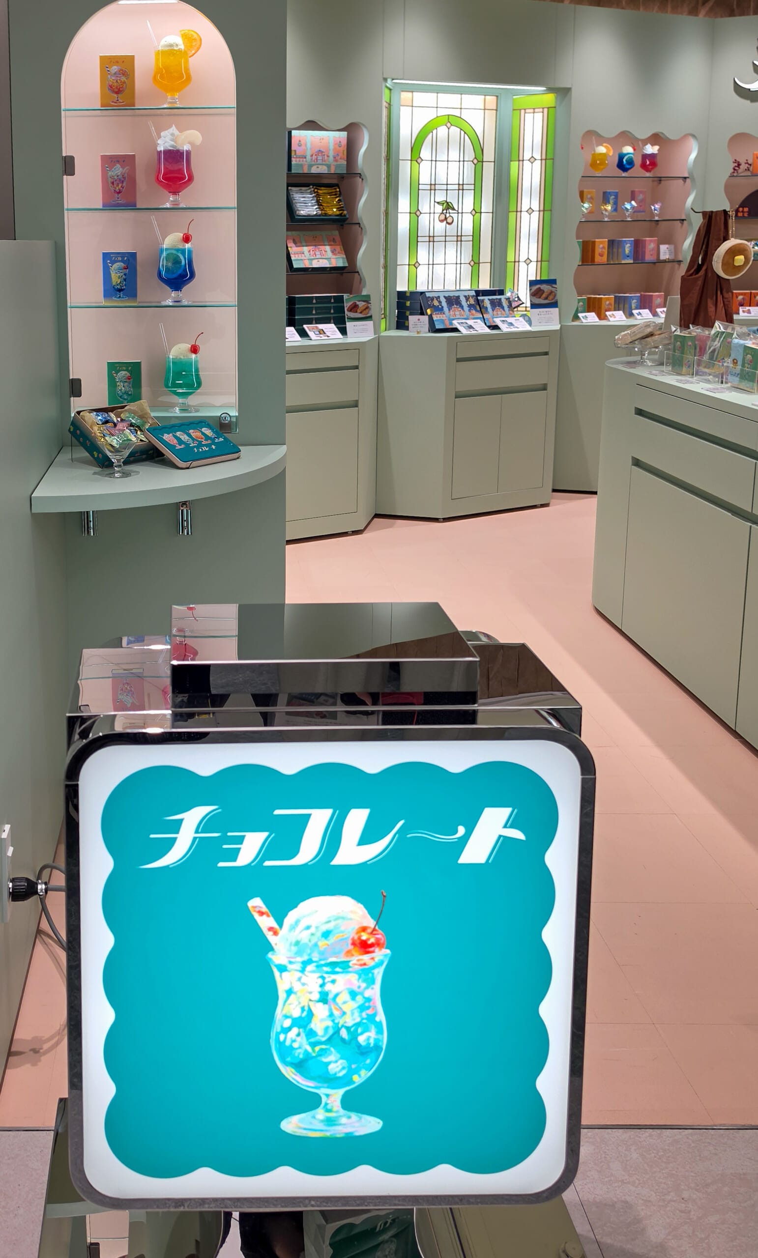 東京駅グランスタ丸の内エリアの東京喫茶メリーの店内