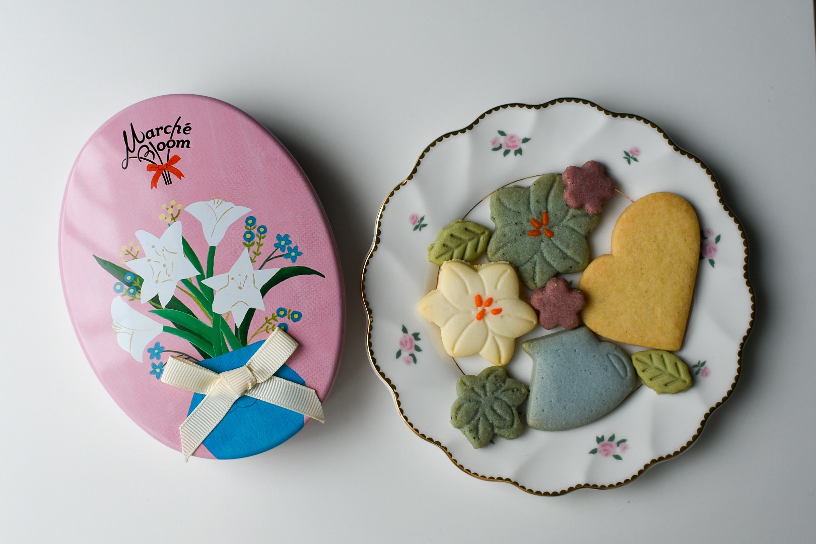 Marché Bloom（マルシェ ブルーム）のシュシュ・ブルーム缶の「リリーベース」の中身