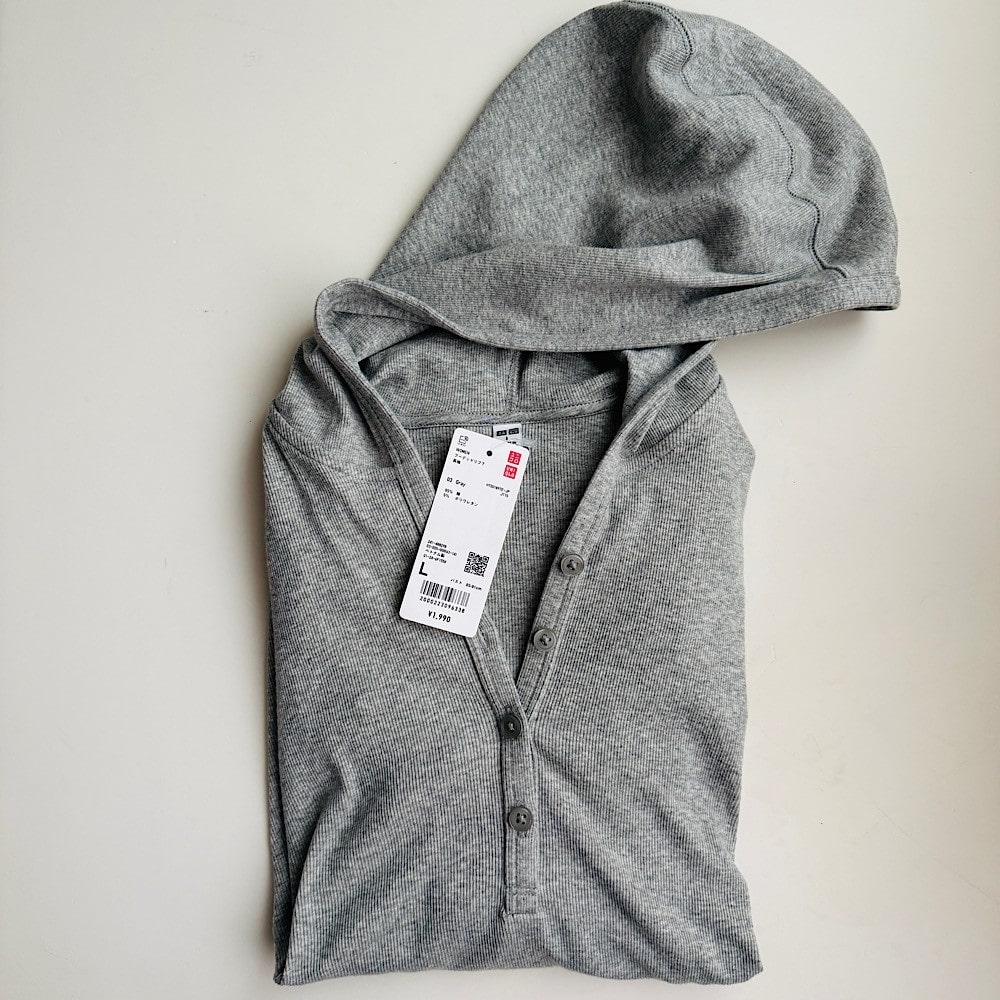 ユニクロ「フーデッドリブT」03 GRAY