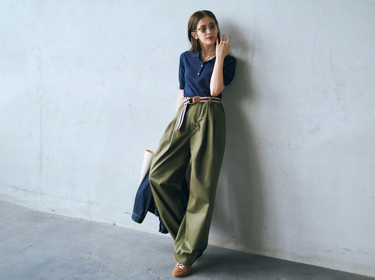 サクラのカーキワイドパンツ【コーデ】思いきったワイドシルエットで今どき感アップ