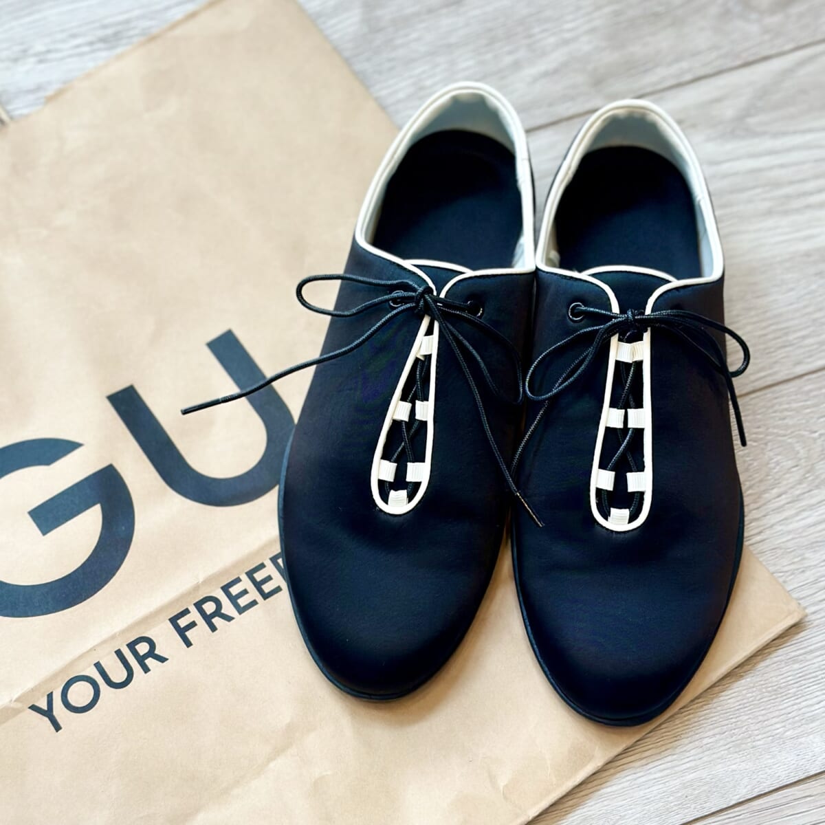 GUの「サテンレースアップスニーカー」