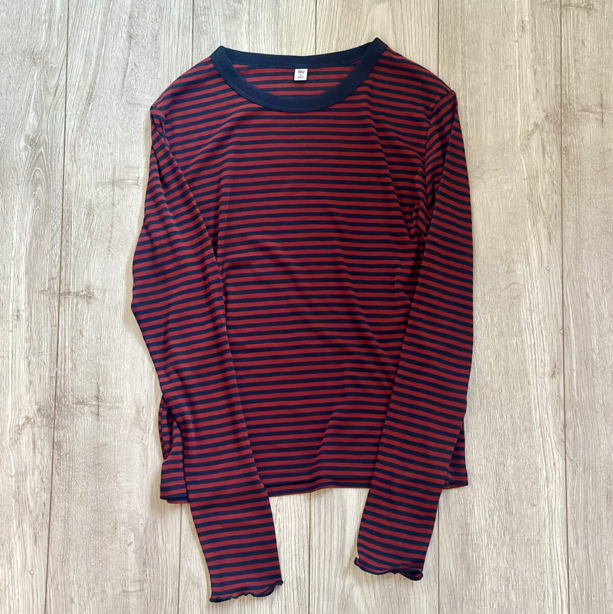 GUの「ソフトシアーボーダークルーネックT」 WINE