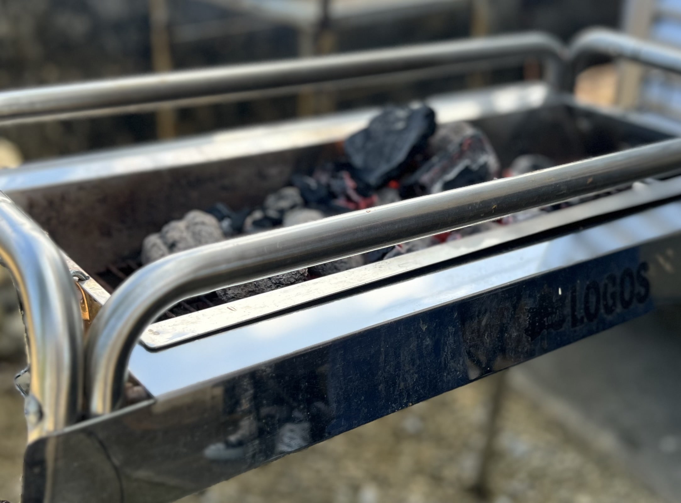 沖縄県民にとって、BBQはわりと気軽に楽しむ生活のアクティビティ。家庭によっては、「今日は天気がいいからBBQしようか」くらいの感覚で、家族や友人が集まって、お肉を焼いて、飲んで、ゆんたくしたり(おしゃべりしたり)。特別なイベントというより、もっと日常の延長にあるような存在です。とはいえ、「沖縄の人はみんな、家でしょっちゅうBBQをするの?」と聞かれると、実はそうでもありません。我が家の実家では、BBQをすることはほとんどなし。一方、義実家では、みんなで集まると自然とBBQが始まるタイプ。同じ沖縄でも、家庭によってそのスタイルはそれぞれです。