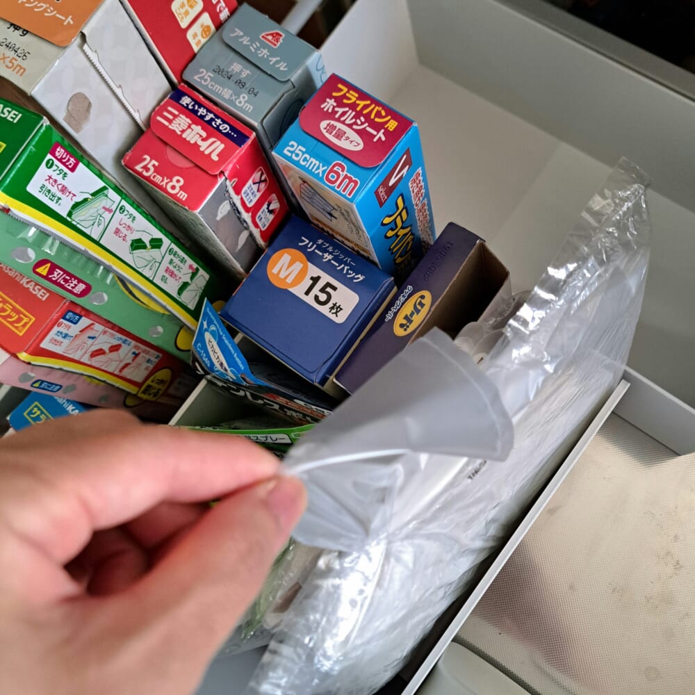 無印商品のスチロール仕切りスタンドで食品保存袋収納