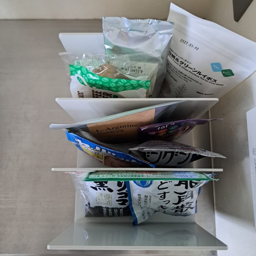 無印商品のスチロール仕切りスタンドで食品・サプリ収納