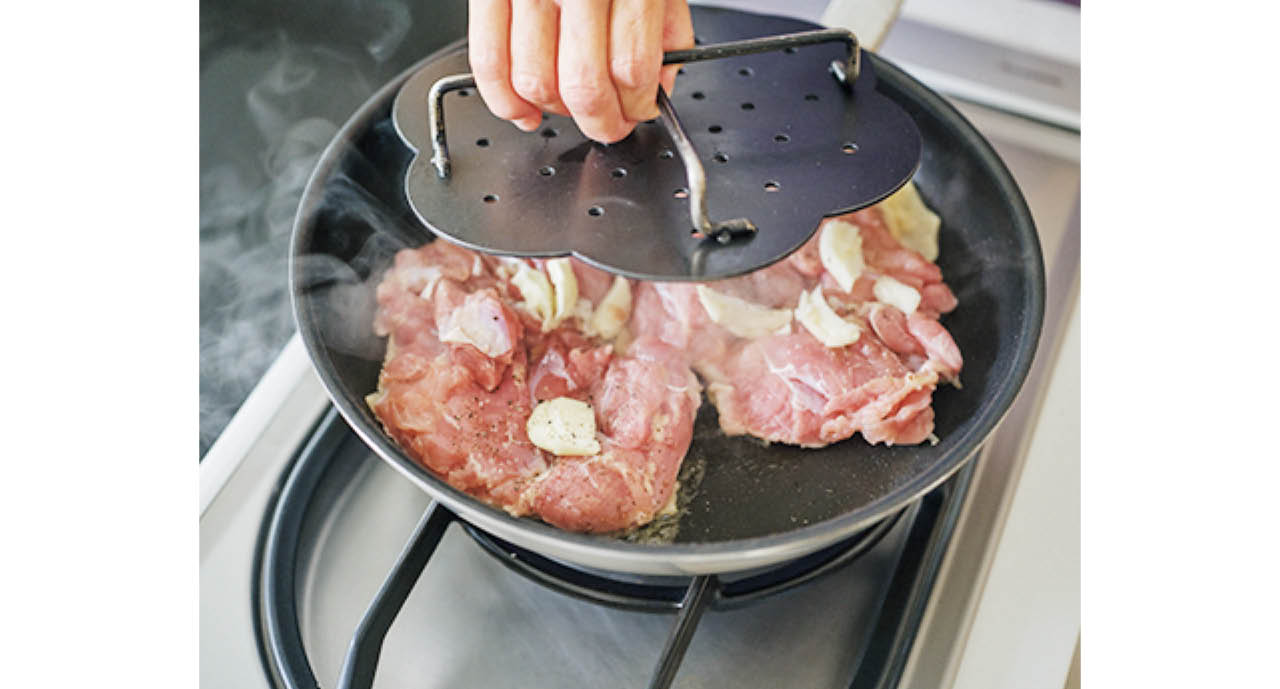 「皮全体をフライパンに当てたいので、重しは大きさも重要」