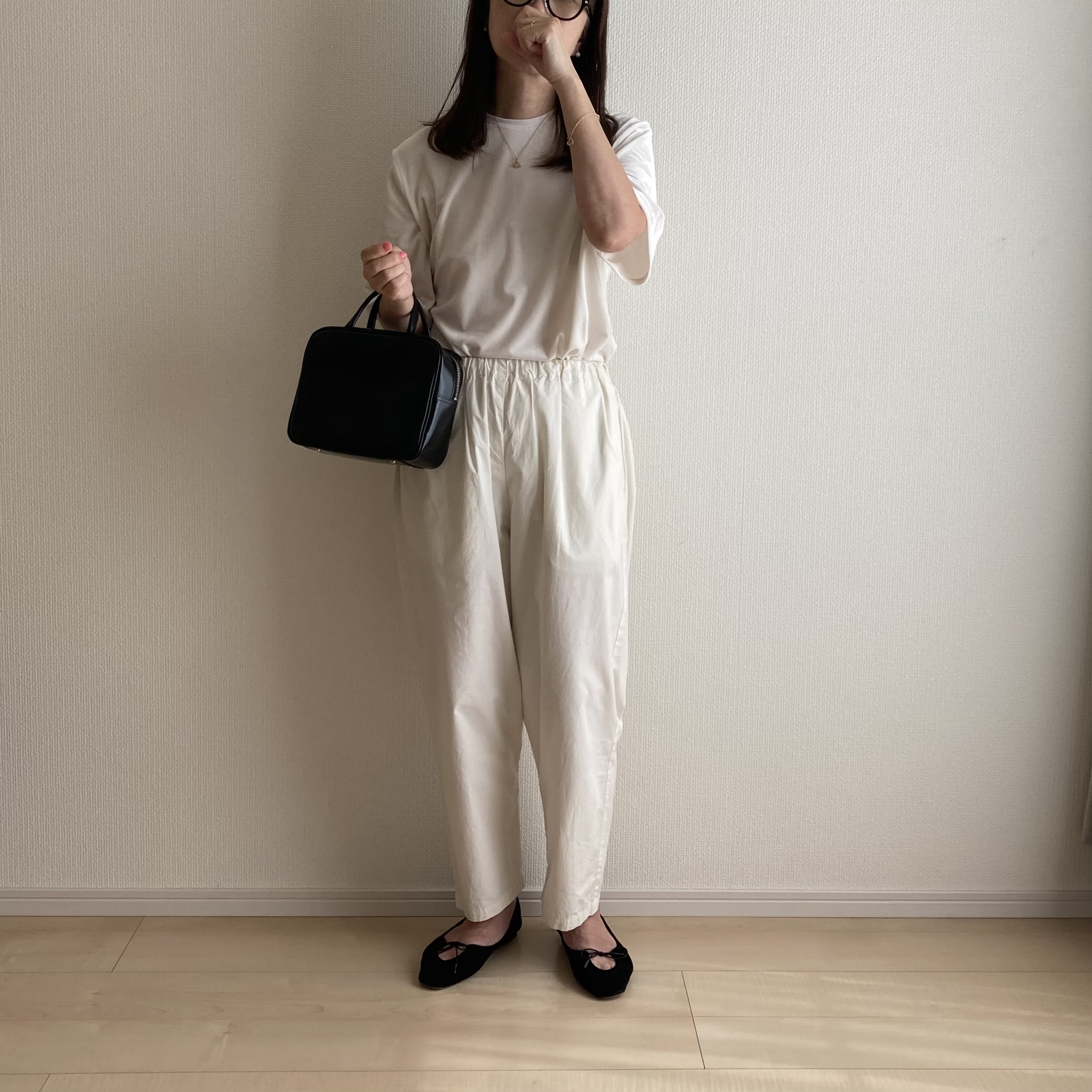ともさかりえのブランドMY WEAKNESSのベロアTシャツを着た50代女性の着画。ワントーンで上品にまとまる“秋見え”コーデで、体型をさりげなくカバーするトップスの写真